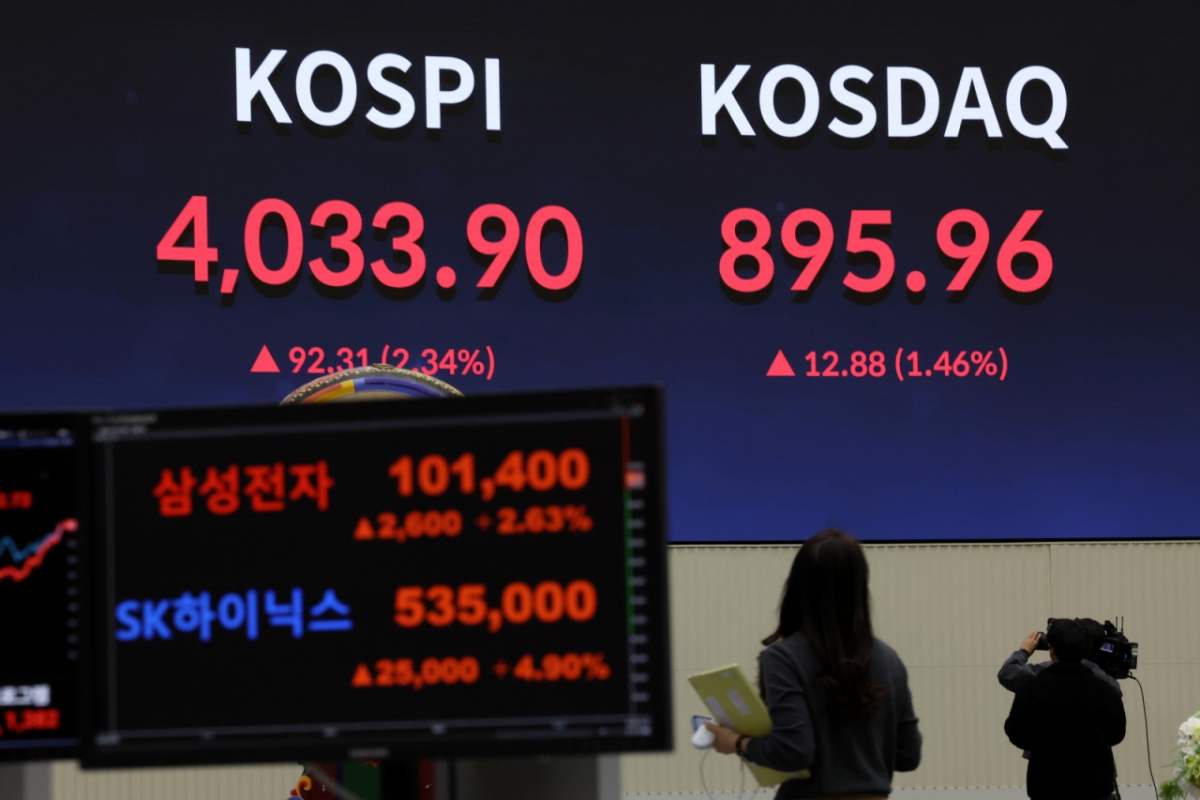 [서울=뉴시스] 조성우 기자 = 코스피가 사상 최초로 장중 4000선을 돌파한 27일 오전 서울 영등포구 한국거래소 서울사무소 홍보관에 삼성전자와 SK하이닉스 지수가 표시되고 있다.  코스피는 전 거래일(3941.59)보다 58.20포인트(1.48%) 오른 3999.79에 개장했다. 코스닥 지수는 전 거래일(883.08)보다 7.15포인트(0.81%) 상승한 890.23에 거래를 시작했다. 원·달러 환율은 전 거래일 주간거래 종가(1437.1원)보다 0.4원 내린 1436.7원에 출발했다. 2025.10.27. xconfind@newsis.com /사진=조성우