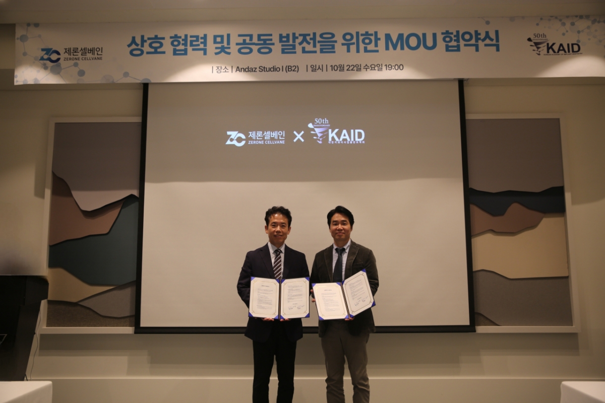 (왼쪽부터) 이창규 대한치과이식임플한트학회(KAID) 부회장, 김덕규 제론셀베인 대표가 제론셀베인-대한치과이식임플란트학회(KAID)와 MOU 체결 이후 기념촬영을 하고 있다. /사진제공=제론셀베