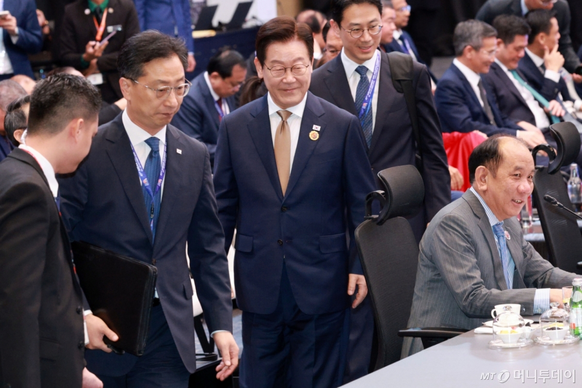 [쿠알라룸푸르=뉴시스] 고범준 기자 = 이재명 대통령이 27일(현지 시간) 말레이시아 쿠알라룸푸르 컨벤션 센터에서 열린 한-아세안(ASEAN·동남아시아국가연합) 정상회의에 입장하고 있다. 2025.10.27. bjko@newsis.com /사진=고범준