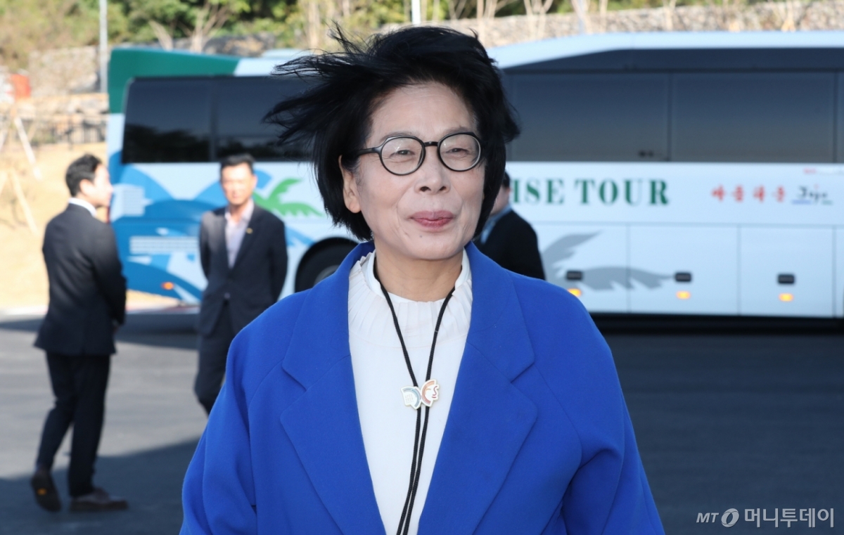 [서귀포=뉴시스] 우장호 기자 = 최민희 더불어민주당 소속 국회 과학기술정보방송통신위원장이 27일 오전 서귀포시 하원동 제주한화우주센터 국정감사 현장시찰을 위해 이동하고 있다. 2025.10.27. woo1223@newsis.com /사진=우장호