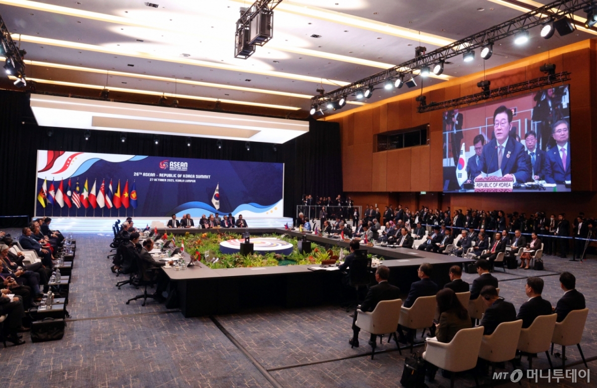 [쿠알라룸푸르=뉴시스] 고범준 기자 = 이재명 대통령이 27일(현지 시간) 말레이시아 쿠알라룸푸르 컨벤션 센터에서 열린 한-아세안(ASEAN·동남아시아국가연합) 정상회의에서 발언하고 있다. 2025.10.27. bjko@newsis.com /사진=고범준