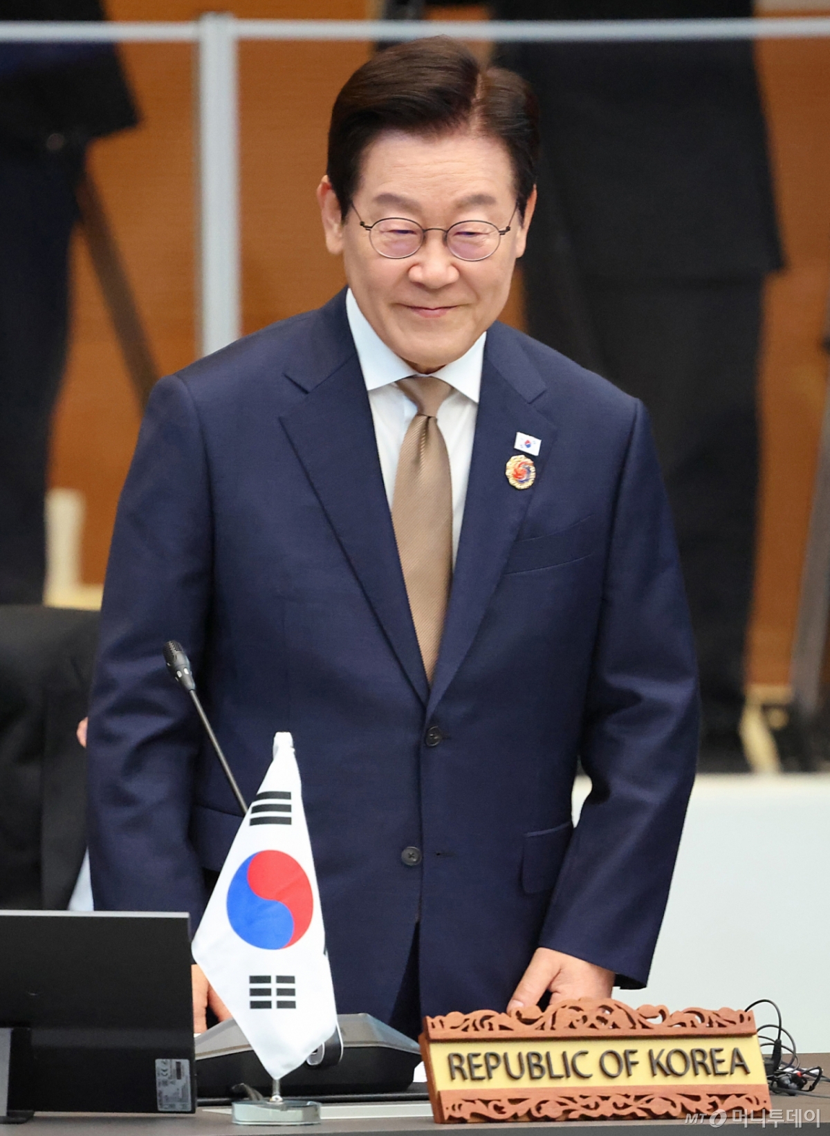 [쿠알라룸푸르=뉴시스] 고범준 기자 = 이재명 대통령이 27일(현지 시간) 말레이시아 쿠알라룸푸르 컨벤션 센터에서 열린 한-아세안(ASEAN·동남아시아국가연합) 정상회의에 입장하고 있다. 2025.10.27. bjko@newsis.com /사진=