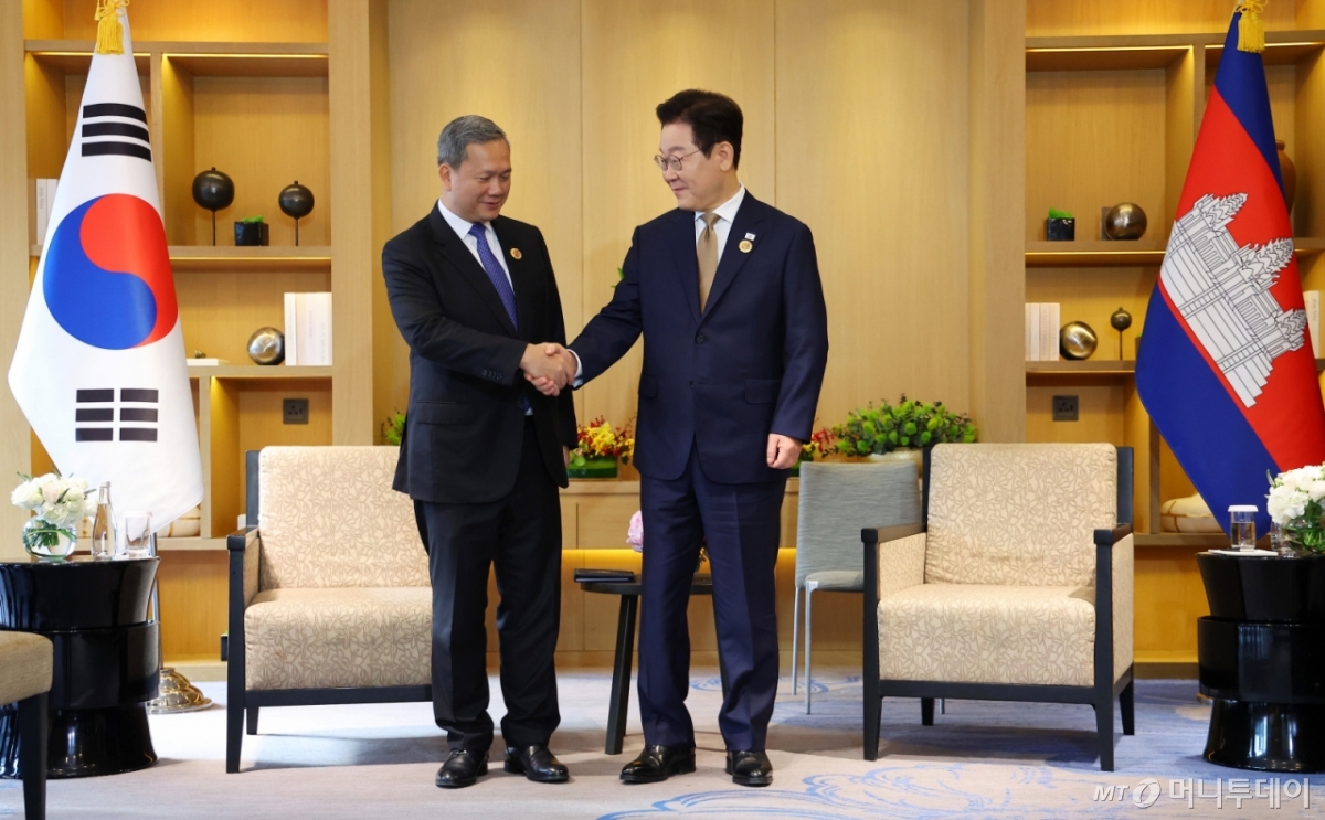 [쿠알라룸푸르=뉴시스] 고범준 기자 = 이재명 대통령과 훈 마네트 캄보디아 총리가 27일(현지 시간) 말레이시아 쿠알라룸푸르 한 호텔에서 정상회담에 앞서 악수하고 있다. 2025.10.27. bjko@newsis.com /사진=