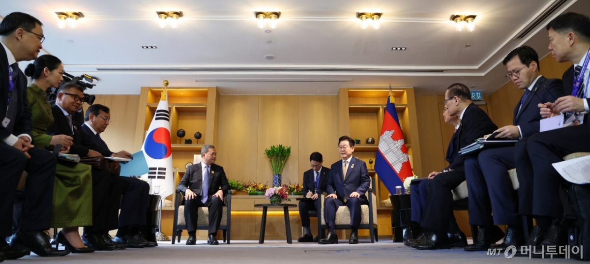 [쿠알라룸푸르=뉴시스] 고범준 기자 = 이재명 대통령과 훈 마네트 캄보디아 총리가 27일(현지 시간) 말레이시아 쿠알라룸푸르 한 호텔에서 정상회담을 하고 있다. 2025.10.27. bjko@newsis.com /사진=