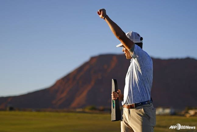 마이클 브레넌이 우승 트로피와 함께 주먹을 불끈 쥐고 있다. /AFPBBNews=뉴스1