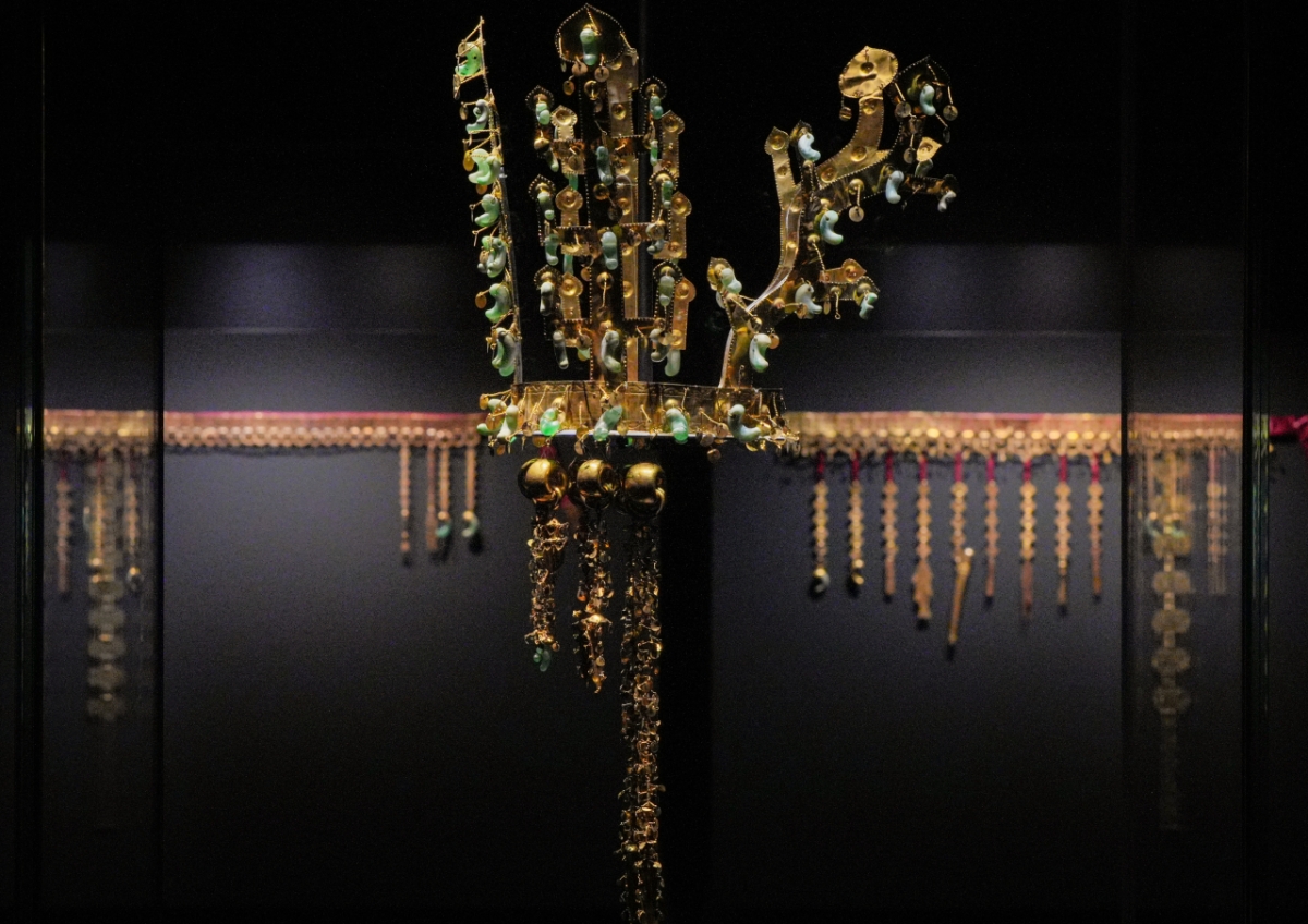 황남대총 금관과 남분, 북분의 금허리띠. / 사진 = 국립경주박물관 제공