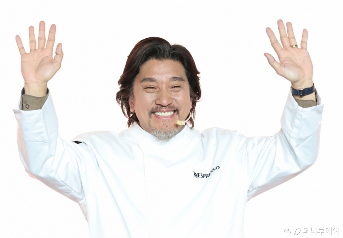 에드워드 리 셰프가 지난 1월15일 오전 서울 영등포구 여의도 페어몬트 앰배서더 서울에서 열린 프리미엄 커피 브랜드 네스프레소의 신규 캠페인 론칭 행사에 참석해 포즈를 취하고 있다. / 사진=뉴스1