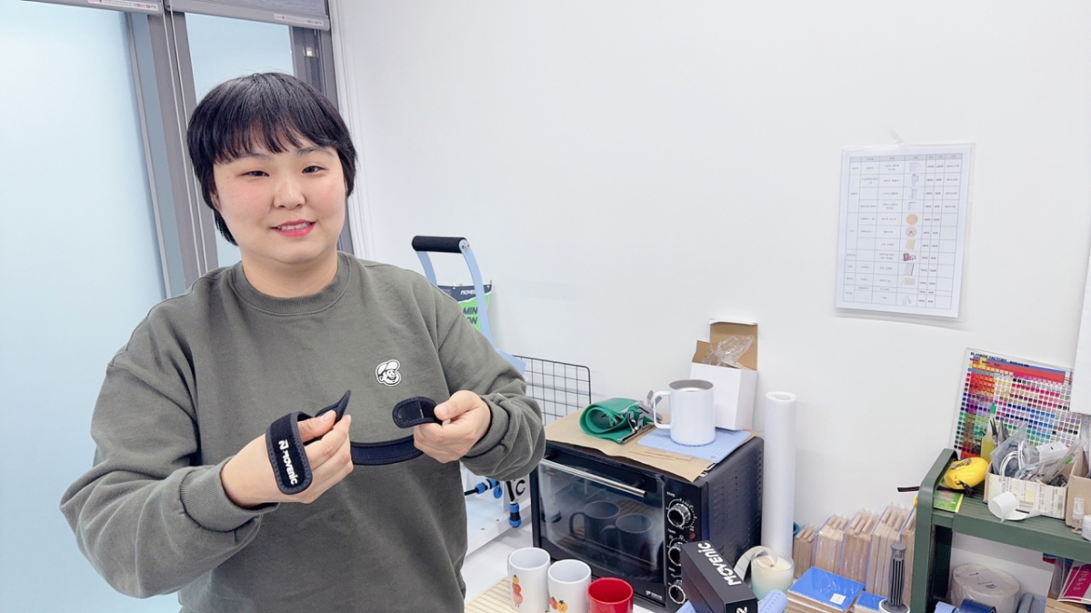 양혜민 디디두두 대표가 27일 머니투데이와 인터뷰에서 무브닉 보호대의 원리를 소개하고 있다./사진=권현수기자