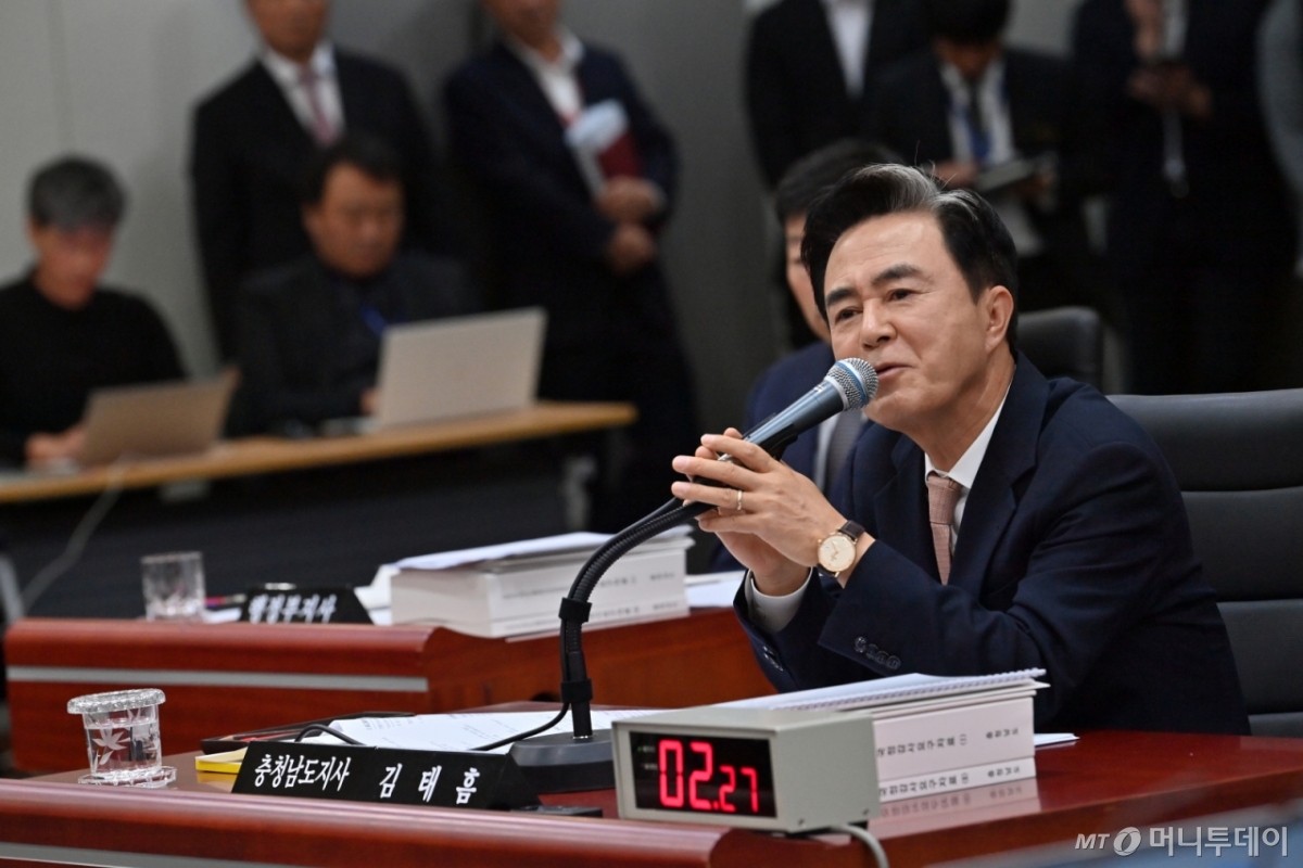 (홍성=뉴스1) 김낙희 기자 = 김태흠 충남지사가 27일 도청 대회의실에서 열린 행정안전위원회 국정감사에 참석해 미소를 짓고 답변을 이어가고 있다.2025.10.27/뉴스1  Copyright © 뉴스1. All rights reserved. 무단 전재 및 재배포,  AI학습 이용 금지. /사진=(홍성=뉴스1) 김낙희 기자