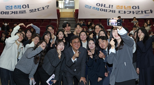 간담회에 참석한 최휘영(앞줄 가운데) 장관과 청년 인턴 및 2030 자문단. /사진=문체부