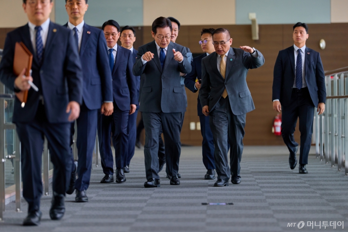 이재명 대통령이 지난 20일 경기 고양시 일산서구 킨텍스에서 열린 서울 ADEX 2025(서울 국제 항공우주 및 방위산업 전시회 2025)를 찾아 위성락 국가안보실장과 대화를 하며 발걸음을 옮기고 있다. (이재명 대통령 SNS. 재판매 및 DB 금지) 2025.10.21/사진=뉴스1  Copyright © 뉴스1. All rights reserved. 무단 전재 및 재배포,  AI학습 이용 금지.