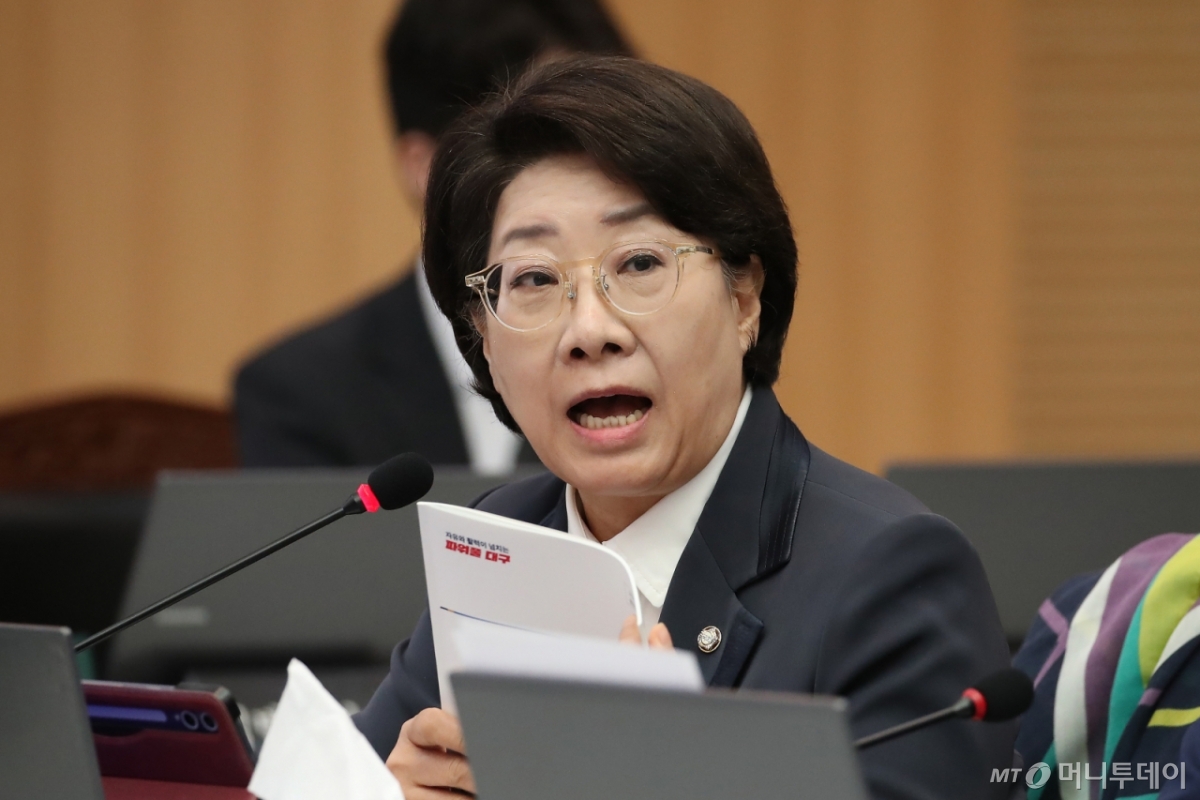 (대구=뉴스1) 공정식 기자 = 이달희 국민의힘 의원이 27일 오전 대구시청 산격청사에서 열린 국회 행정안전위원회의 대구시에 대한 국정감사에서 질의하고 있다. 2025.10.27/뉴스1  Copyright © 뉴스1. All rights reserved. 무단 전재 및 재배포,  AI학습 이용 금지. /사진=(대구=뉴스1) 공정식 기자