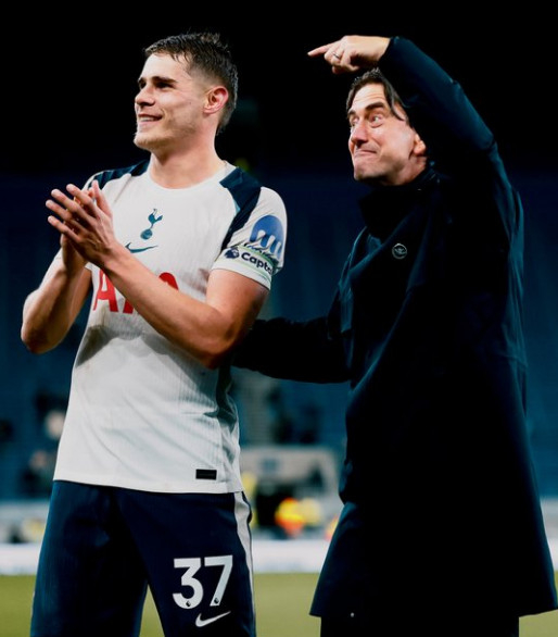 미키 반더벤(왼쪽)과 토마스 프랭크 감독. /사진=토트넘 공식 SNS 갈무리