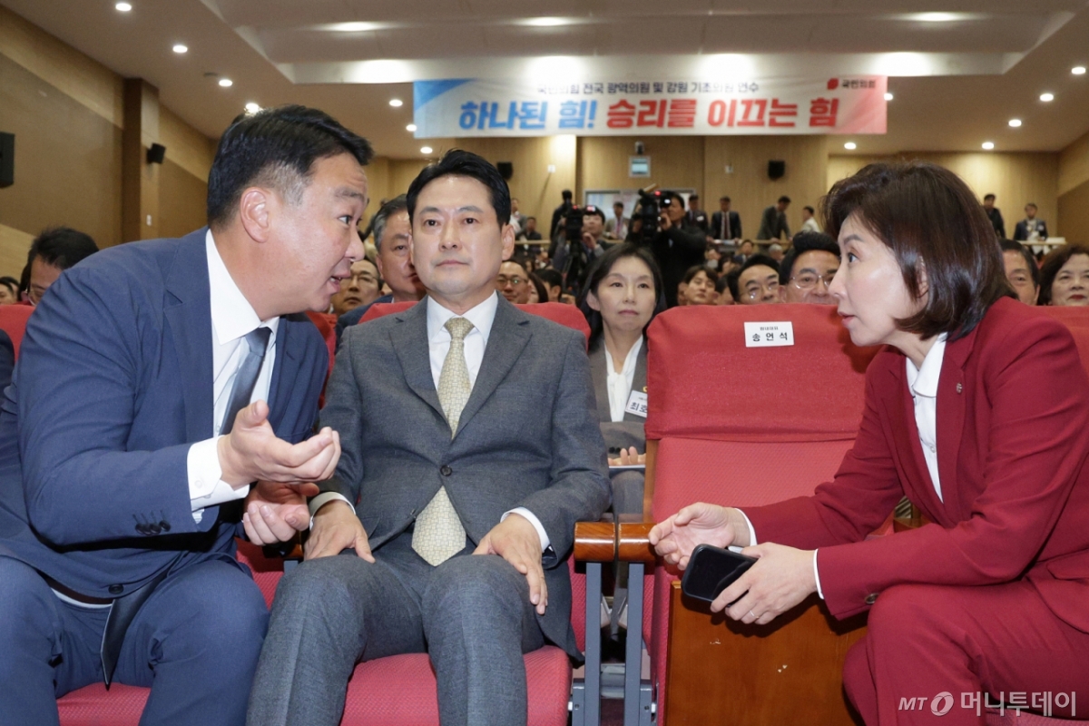 (서울=뉴스1) 신웅수 기자 = 장동혁 국민의힘 대표(가운데)와 정희용 사무총장(왼쪽), 나경원 의원이 27일 서울 여의도 국회 의원회관에서 열린 국민의힘 전국 광역의원 및 강원도 기초의원 연수에서 대화하고 있다. 2025.10.27/뉴스1  Copyright © 뉴스1. All rights reserved. 무단 전재 및 재배포,  AI학습 이용 금지. /사진=(서울=뉴스1) 신웅수 기자