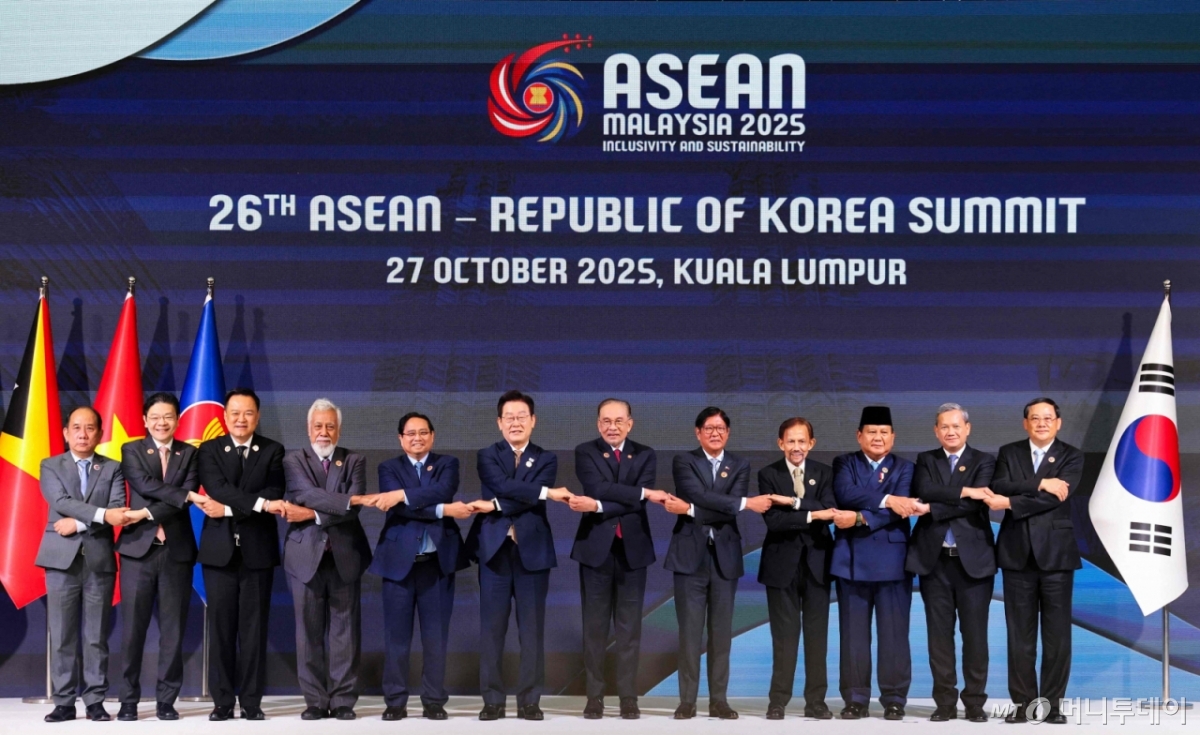 (AFP=뉴스1) = 이재명 대통령(왼쪽 여섯번째)이 27일(현지 시간) 말레이시아 쿠알라룸푸르 컨벤션 센터에서 열린 한-아세안(ASEAN·동남아시아국가연합) 정상회의에서 안와르 이브라힘(왼쪽 일곱번째) 말레이시아 총리 등 각국 정상들과 기념촬영을 하고 있다.  ⓒ AFP=뉴스1  Copyright © 뉴스1. All rights reserved. 무단 전재 및 재배포,  AI학습 이용 금지. /사진=(AFP=뉴스1)