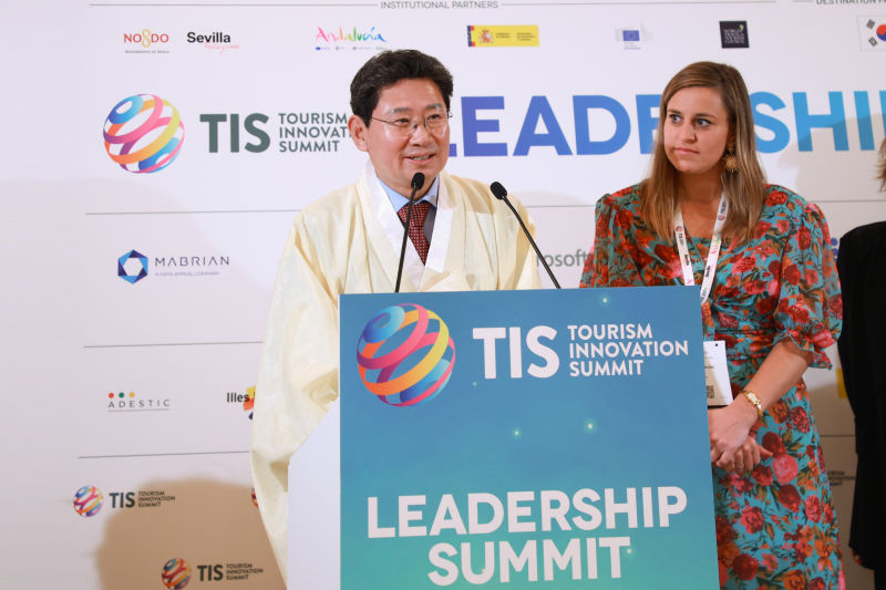 지난 22일 세비야 피베스에서 이상일 시장이 도포를 입고 개막 행사에서 연설을 하고 있다./사진제공=용인시