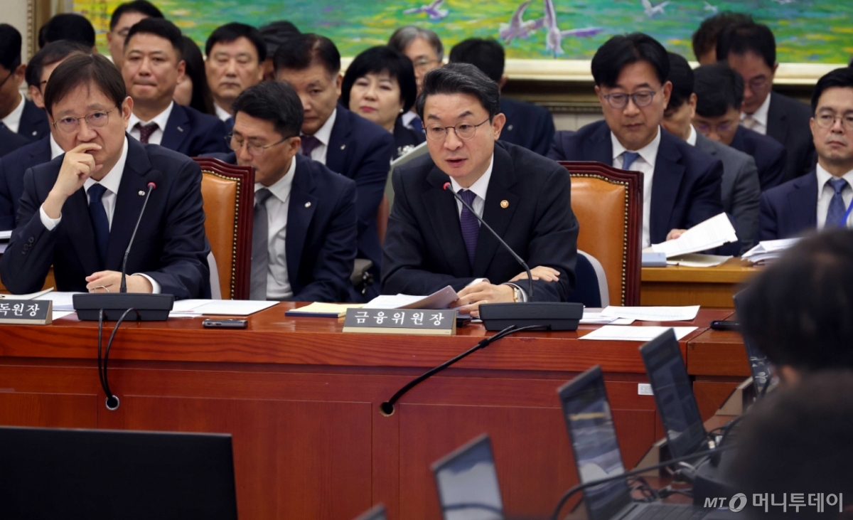 [서울=뉴시스] 조성봉 기자 = 이억원 금융위원회 위원장이 27일 오전 서울 여의도 국회 정무위원회에서 열린 국정감사에서 의원 질의에 답변하고 있다. 왼쪽은 이찬진 금융감독원장 2025.10.27. suncho21@newsis.com /사진=조성봉