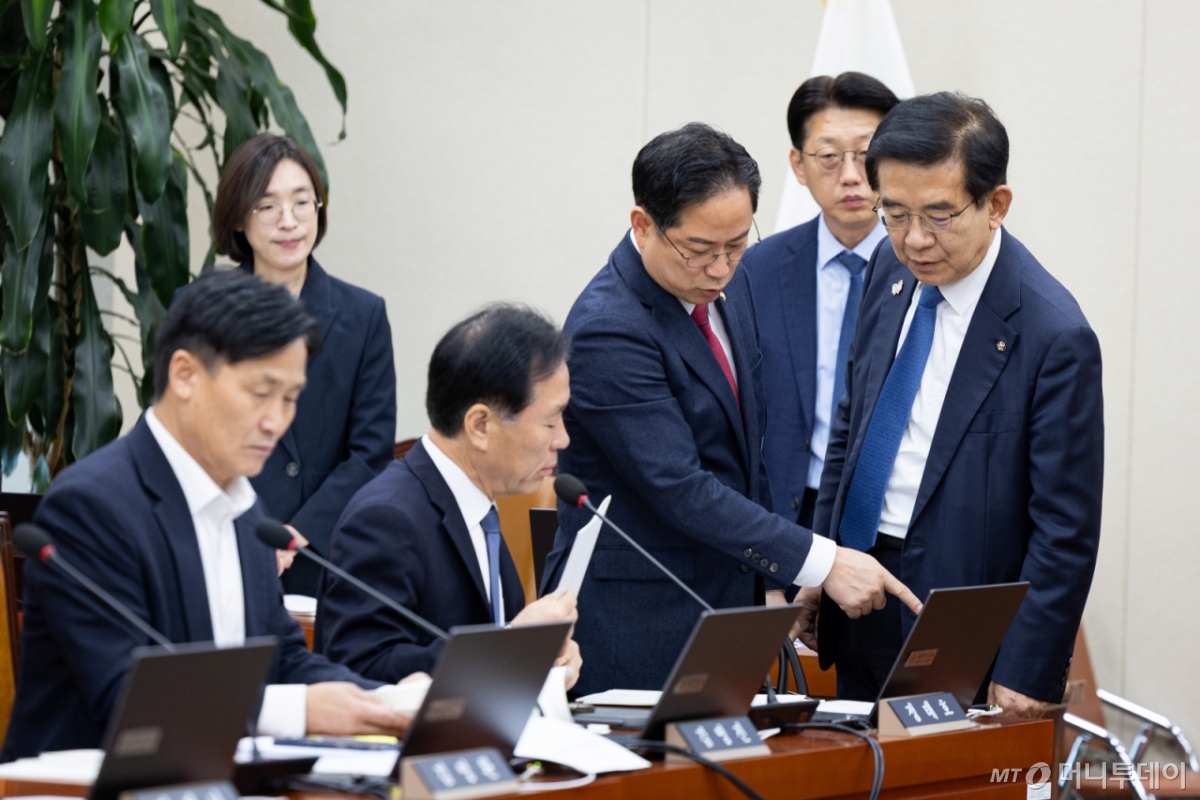 국회 기획재정위원회 정태호 더불어민주당 간사(왼쪽 두 번째)와 박수영 국민의힘 간사(왼쪽 세 번째)가 21일 서울 여의도 국회에서 열린 기획재정위원회의 국가데이터처 등에 대한 국정감사에 앞서 대화를 나누고 있다. 2025.10.21/사진=뉴스1 /사진=(서울=뉴스1) 유승관 기자