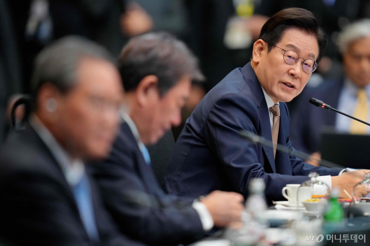 (쿠알라룸푸르 AFP=뉴스1) 김지완 기자 = 27일(현지시간) 말레이시아 쿠알라룸푸르에서 열린 동남아시아국가연합(ASEAN·아세안)+3(한·중·일) 정상회의에 참석한 (왼쪽부터) 리창 중국 국무원 총리와 모테기 도시미쓰 일본 외무상이 이재명 대통령의 모두발언을 경청하고 있다.  2025.10.27  ⓒ AFP=뉴스1  Copyright © 뉴스1. All rights reserved. 무단 전재 및 재배포,  AI학습 이용 금지. /사진=(쿠알라룸푸르 AFP=뉴스1) 김지완 기자