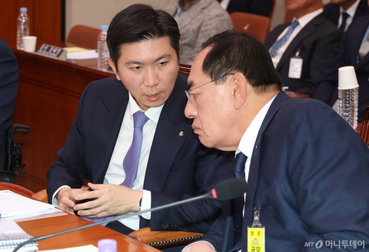 [서울=뉴시스] 고승민 기자 = 유승민 대한체육회장과 하형주 서울올림픽기념국민체육진흥공단 이사장이 27일 서울 여의도 국회에서 열린 문화체육관광위원회의 대한체육회 등 국정감사에서 대화하고 있다. 2025.10.27. kkssmm99@newsis.com /사진=고승민