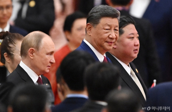 김정은 북한 노동당 총비서와 시진핑 중국 국가주석, 블라디미르 푸틴 러시아 대통령이 지난 9월3일 중국 베이징 인민대회당에서 열린 리셉션 행사에 참석했다. 이날 앞서 이들은 톈안먼 일대에서 열린 제2차 세계대전 승전 80주년 기념 열병식 행사에 참석했다. / AFP=뉴스1