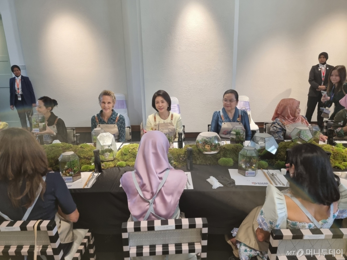 [쿠알라룸푸르=뉴시스] 고범준 기자 = 김혜경 여사가 27일(현지 시간) 말레이시아 쿠알라룸푸르 스리 느가라에서 아세안 의장국인 말레이시아의 총리 배우자 완 아지자 여사의 초청으로 아세안 정상회의 배우자 프로그램에 참석하고 있다.  김 여사는 아세안 국가 및 캐나다, 뉴질랜드 등 각국 정상 배우자들과 함께 문화유산에 등재된 전통의상 전시, 전통음악 등을 감상했다. (공동취재) 2025.10.27. bjko@newsis.com /사진=