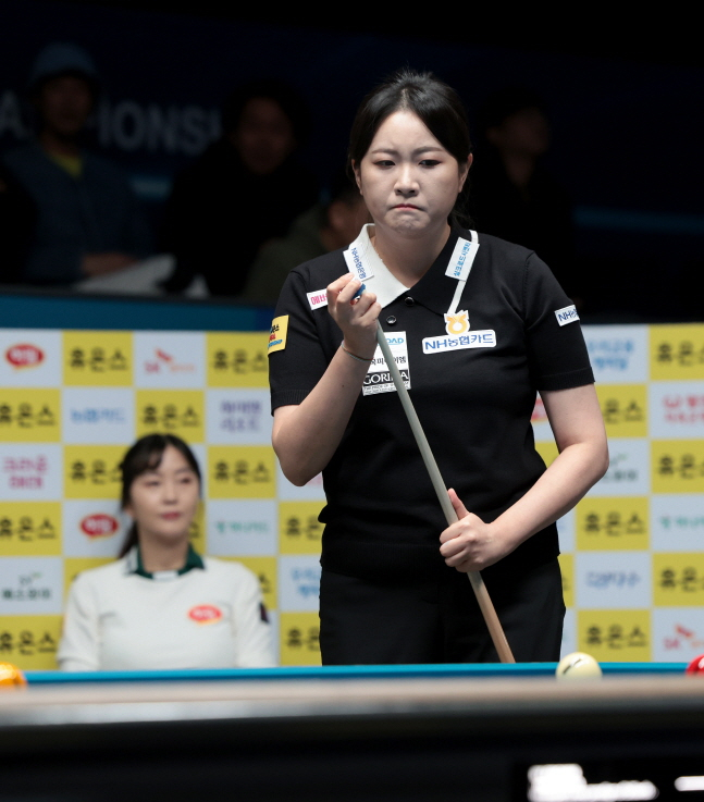 김민아(오른쪽)가 샷을 앞두고 고심하고 있다. /사진=PBA 투어 제공