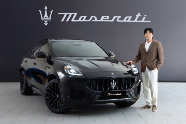 안성재 셰프가 마세라티 그레칼레의 한정판 스페셜 에디션 '네로 인피니토' 옆에서 기념 촬영을 하고 있다./사진=마세라티