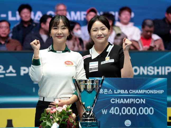우승 후 김민아(오른쪽)가 김상아와 함께 기념 촬영을 하고 있다. /사진=PBA 투어 제공