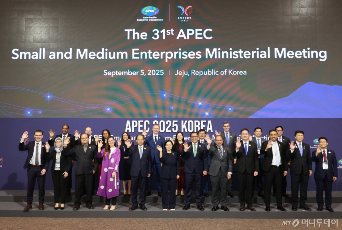 [서울=뉴시스] 조성우 기자 = 한성숙 중소벤처기업부 장관이 5일 제주 국제컨벤션센터에서 열린 제31차 APEC 중소기업 장관회의를 마치고 APEC 회원국 중소기업 담당 장관과 기념촬영을 하고 있다. (사진=중소벤처기업부 제공) 2025.09.05. photo@newsis.com *재판매 및 DB 금지 /사진=