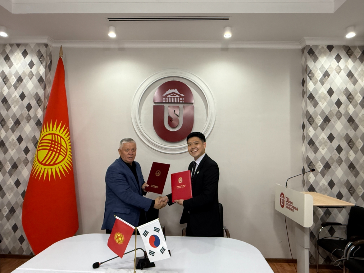 김준일 경인여대 국제교류원 부원장(오른쪽)과 아토쿠로프 쿠르산트벡 샤라비디노비치 오쉬주립대 국제협력 부총장./사진제공=경인여대