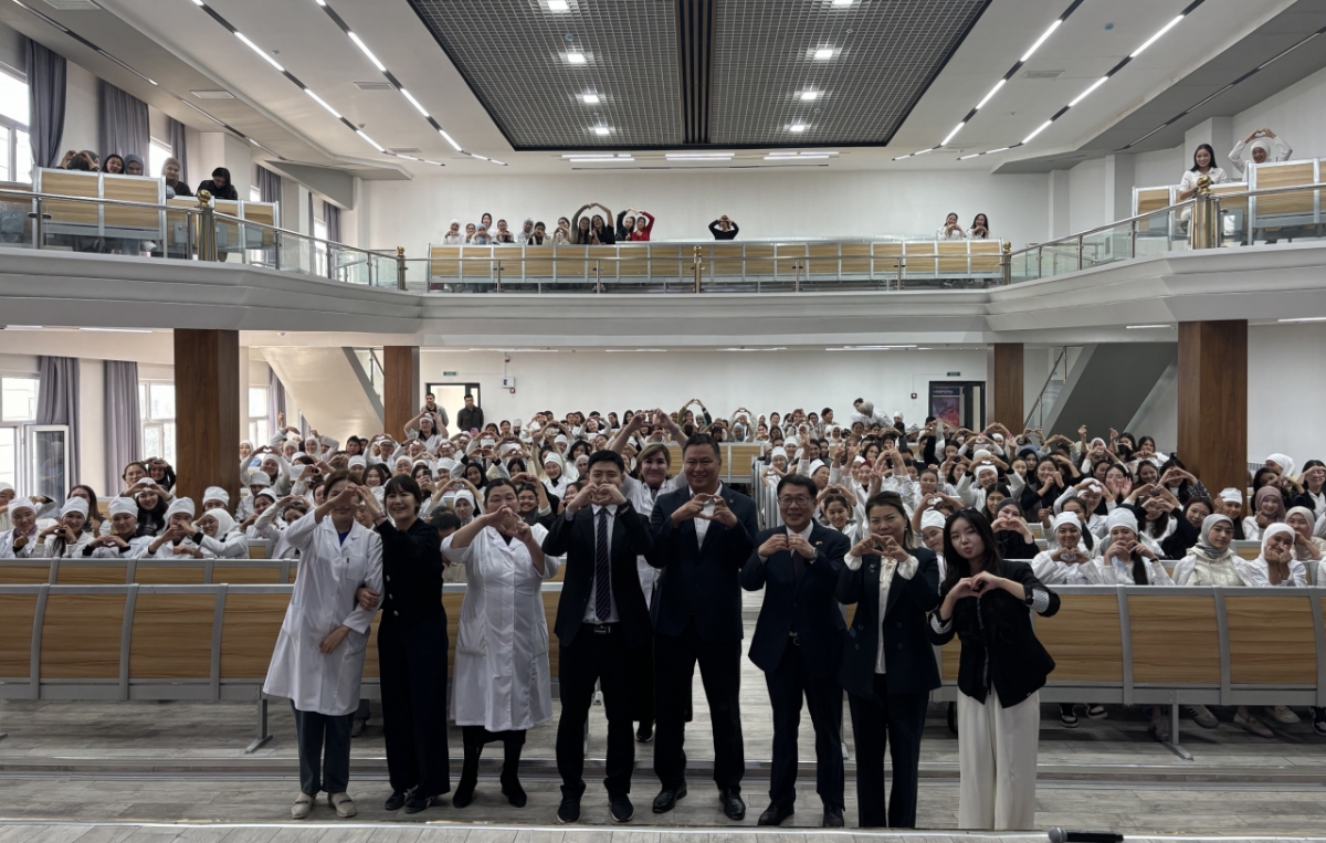 경인여대 방문단과 오쉬주립대 학생들이 '요양보호사 양성과정 설명회' 후 기념촬영하고 있다./사진제공=경인여대