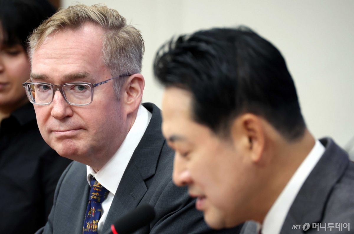 [서울=뉴시스] 조성봉 기자 = 콜린 크룩스 주한영국대사가 28일 오전 서울 여의도 국회에서 장동혁 국민의힘 대표의 인사말을 경청하고 있다. 2025.10.28. suncho21@newsis.com /사진=조성봉