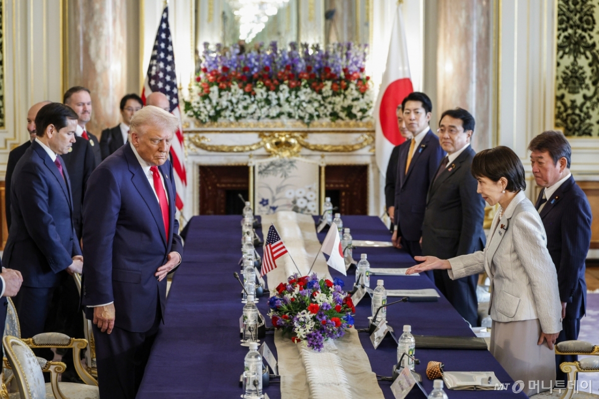 널드 트럼프(왼쪽) 미국 대통령과 다카이치 사나에 일본 총리가 28일 일본 도쿄 모토아카사카 영빈관에서 회담을 시작하고 있다. / AP=뉴시스