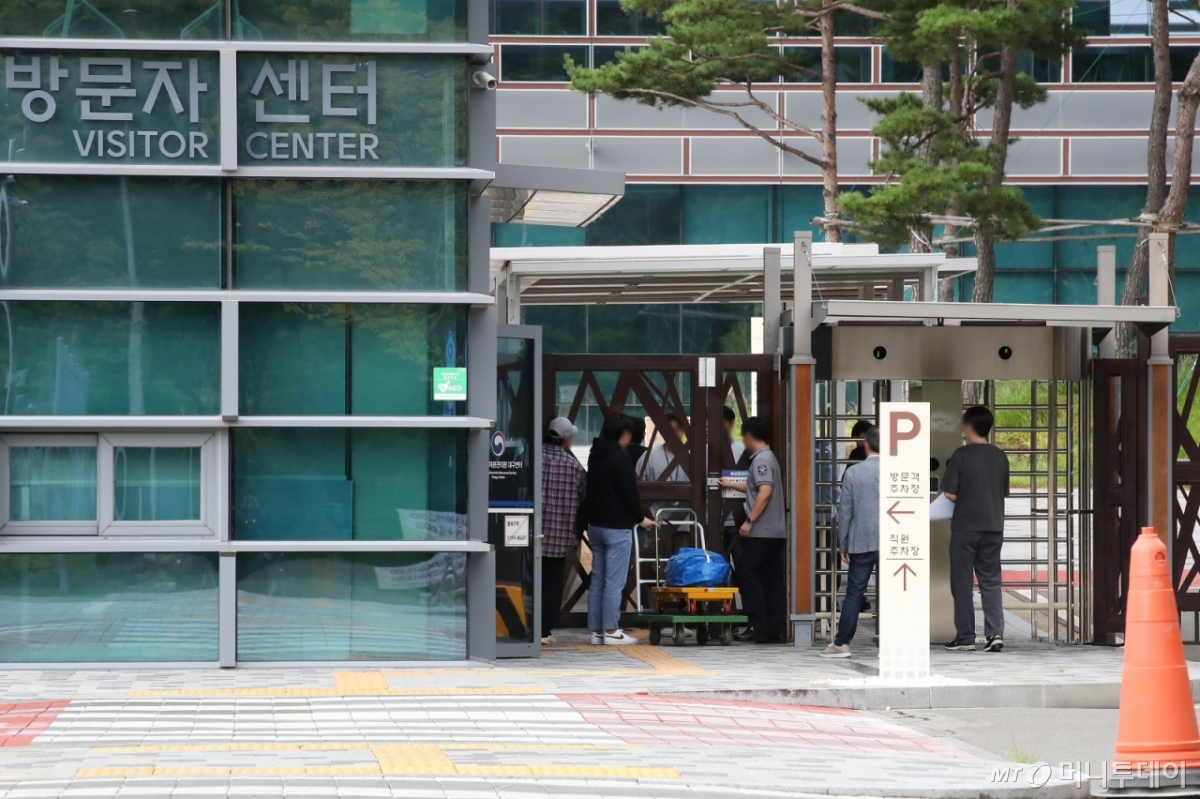 (대구=뉴스1) 공정식 기자 = 29일 오후 대구 동구 국가정보자원관리원 대구센터로 관계자들이 들어가고 있다. 정부는 국가정보자원관리원 대전 본원에서 발생한 화재로 전소된 96개 시스템을 대구센터의 민관협력형 클라우드로 이전해 복구할 계획이다. 복구에는 약 4주가 소요될 것으로 알려졌다. 이날 오후 윤호중 행정안전부 장관이 대구센터를 직접 방문해 점검에 나섰다. 2025.9.29/뉴스1 Copyright © 뉴스1. All rights reserved. 무단 전재 및 재배포, AI학습 이용 금지. /사진=(대구=뉴스1) 공정식 기자