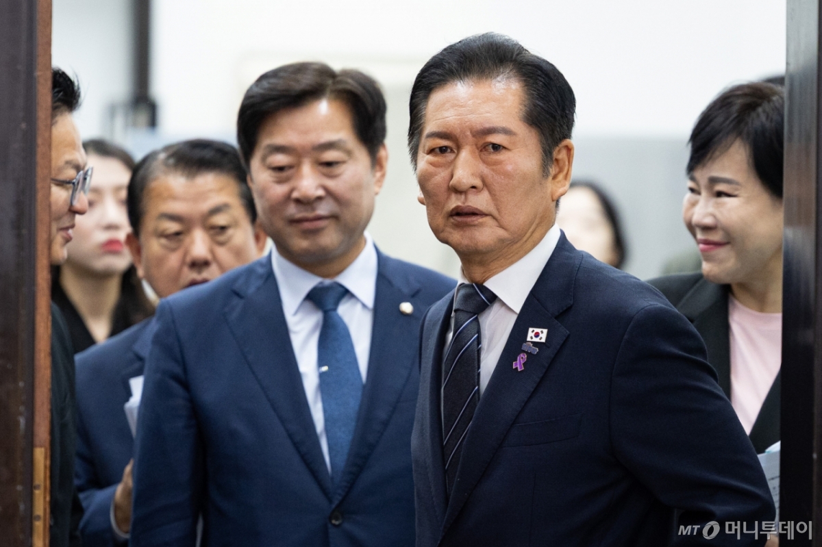 (서울=뉴스1) 유승관 기자 = 정청래 더불어민주당 대표를 비롯한 지도부가 20일 서울 여의도 국회에서 열린 최고위원회의에 참석하고 있다. 2025.10.20/뉴스1 Copyright © 뉴스1. All rights reserved. 무단 전재 및 재배포, AI학습 이용 금지. /사진=(서울=뉴스1) 유승관 기자