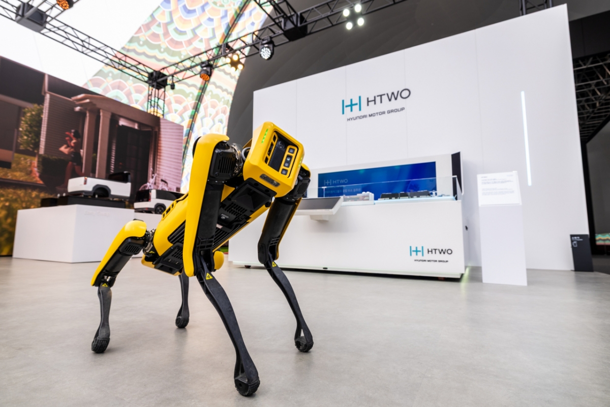 경주엑스포대공원 에어돔 '현대자동차그룹관' 내를 자유롭게 활보하고 있는 보스턴다이나믹스의 4족 보행 로봇 '스팟(SPOT)'/사진= 현대차그룹 제공