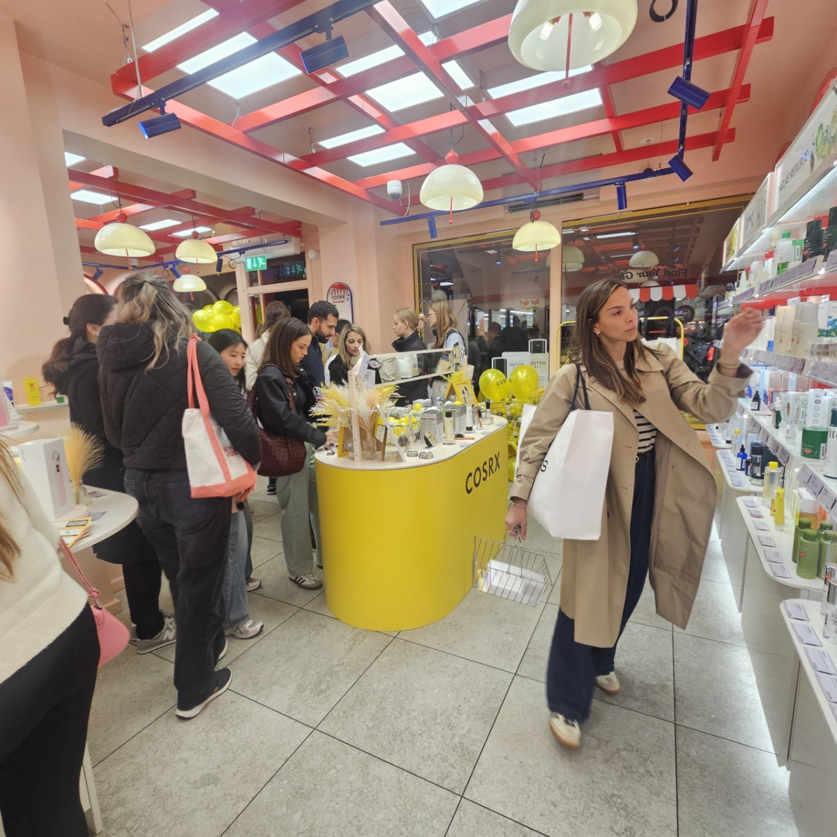 런던 모이다 매장에서 코스알제품을 살펴보는 고객들의 모습/사진=조한송 기자