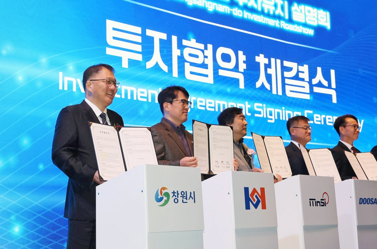 장금용 창원특례시장 권한대행(왼쪽)이 투자협약을 하고 있다./사진제공=창원특례시