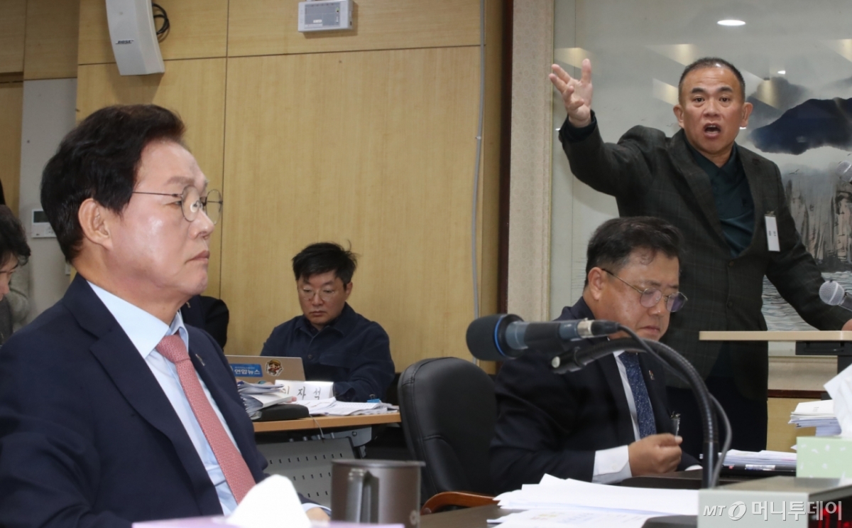 (창원=뉴스1) 윤일지 기자 = '정치 브로커' 명태균 씨가 28일 경남 창원 의창구 경남도청에서 열린 국회 행정안전위원회의 경남도청에 대한 국정감사에 증인으로 출석해 의원 질의에 답변하고 있다.  2025.10.28/뉴스1  Copyright © 뉴스1. All rights reserved. 무단 전재 및 재배포,  AI학습 이용 금지. /사진=(창원=뉴스1) 윤일지 기자