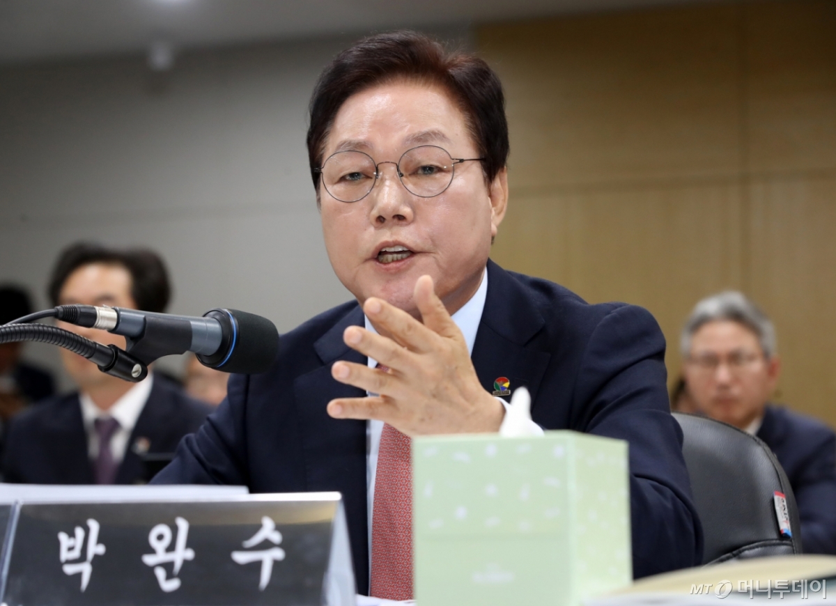 (창원=뉴스1) 윤일지 기자 = 박완수 경남도지사가 28일 경남 창원 의창구 경남도청에서 열린 국회 행정안전위원회의 경남도청에 대한 국정감사에서 의원 질의에 답하고 있다.  2025.10.28/뉴스1  Copyright © 뉴스1. All rights reserved. 무단 전재 및 재배포,  AI학습 이용 금지. /사진=(창원=뉴스1) 윤일지 기자