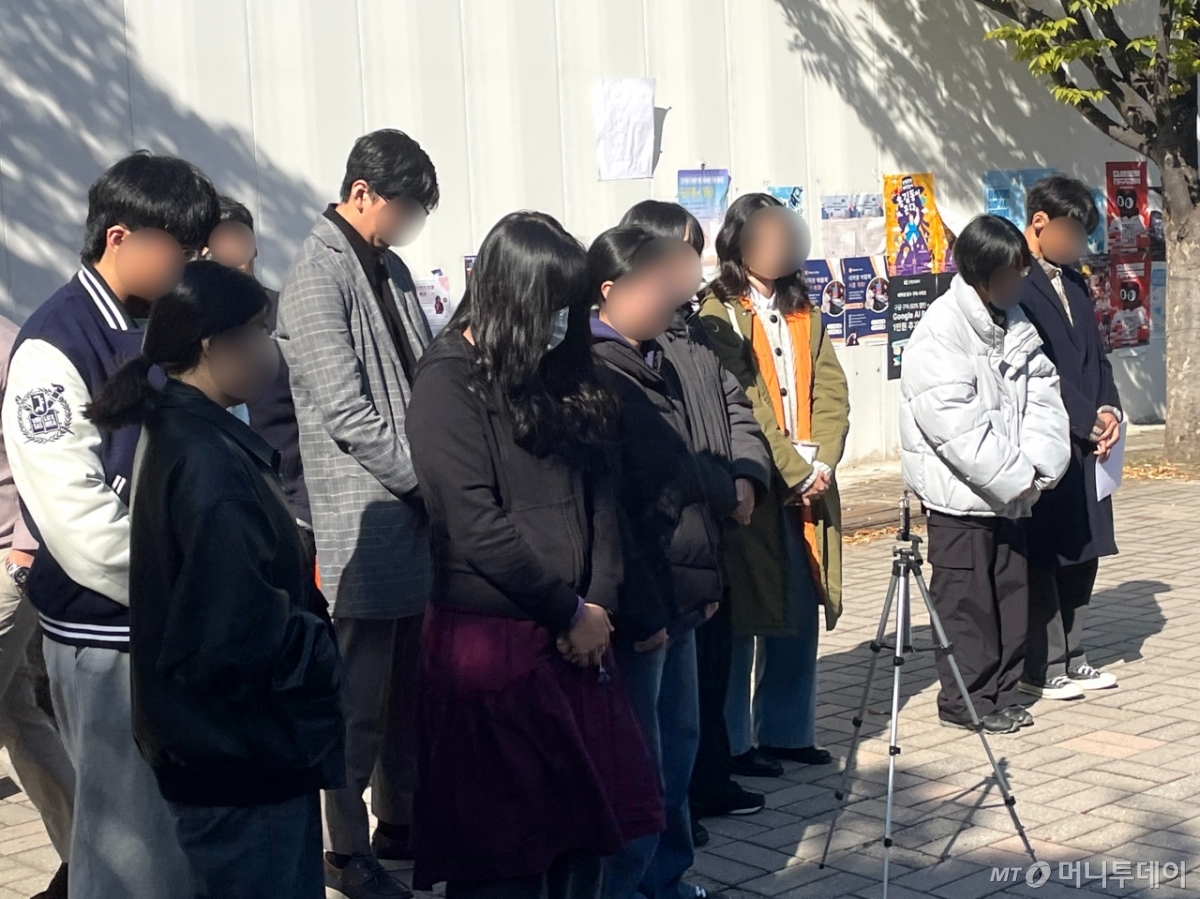 28일 서울 관악구 서울대학교 캠퍼스에서 열린 이태원 참사 3주기 추모제 '기억은 영영'에서 학생들이 고개를 숙이고 묵념하고 있다. /사진=이현수 기자.