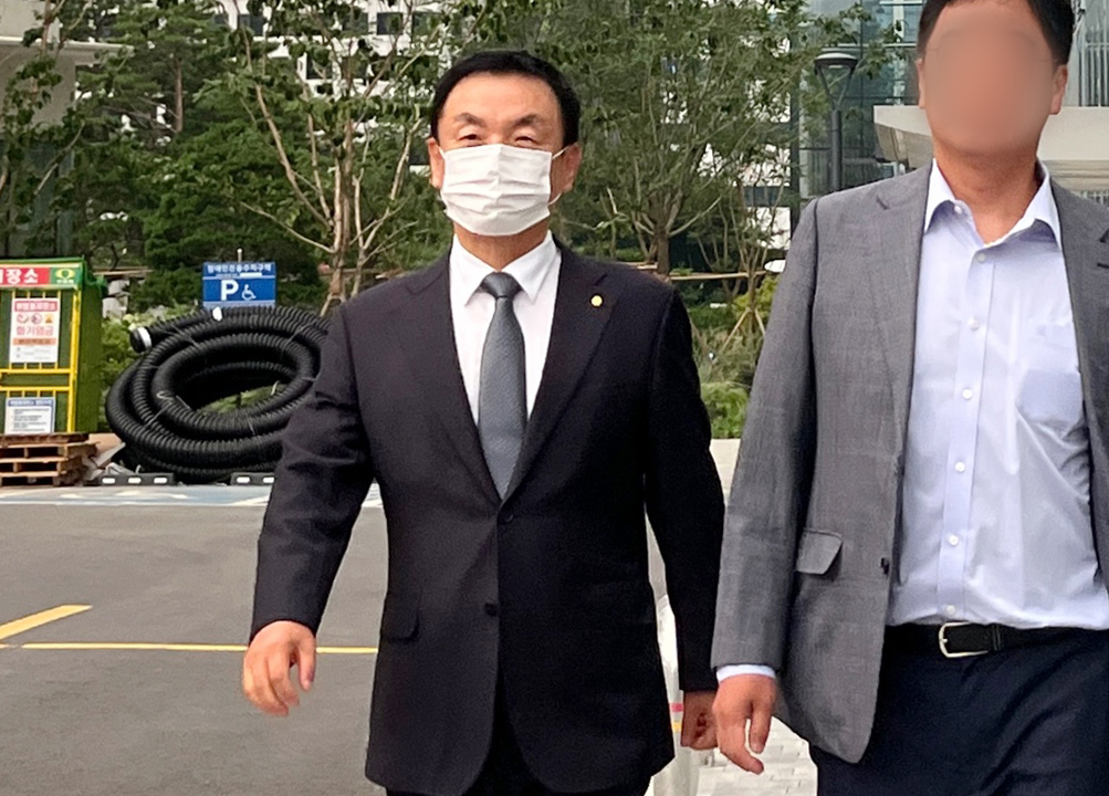 권오수 전 도이치모터스 회장이 지난 8월3일 오후 서울 종로구에 마련된 김건희 특검팀(특별검사 민중기) 사무실에서 조사를 마치고 나서고 있다. /사진=뉴스1