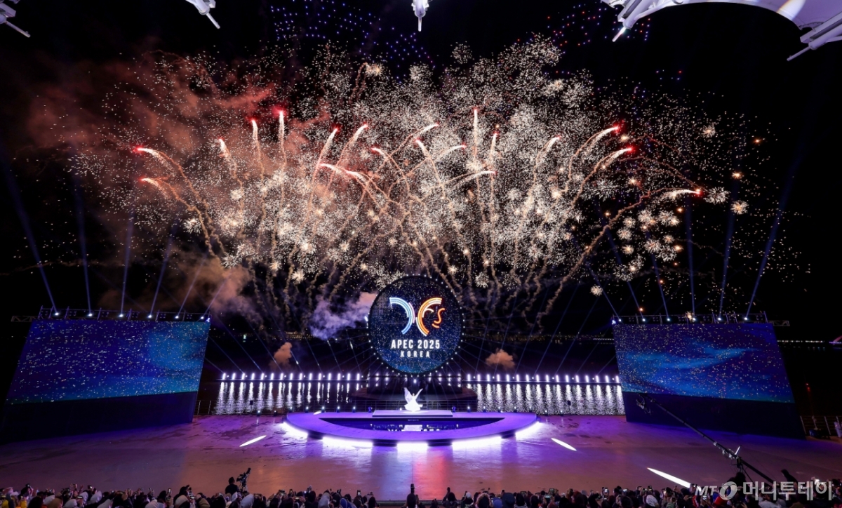 [경주=뉴시스] 이무열 기자 = 2025 경주 아시아태평양경제협력체(APEC) 정상회의 기념 멀티미디어쇼가 27일 경북 경주시 보문 관광단지 수상공연장에서 열려 미디어아트와 레이저, 불꽃쇼, 드론쇼 등을 활용한 경관쇼가 보문호 밤하늘을 수놓고 있다. 2025.10.27. lmy@newsis.com /사진=이무열