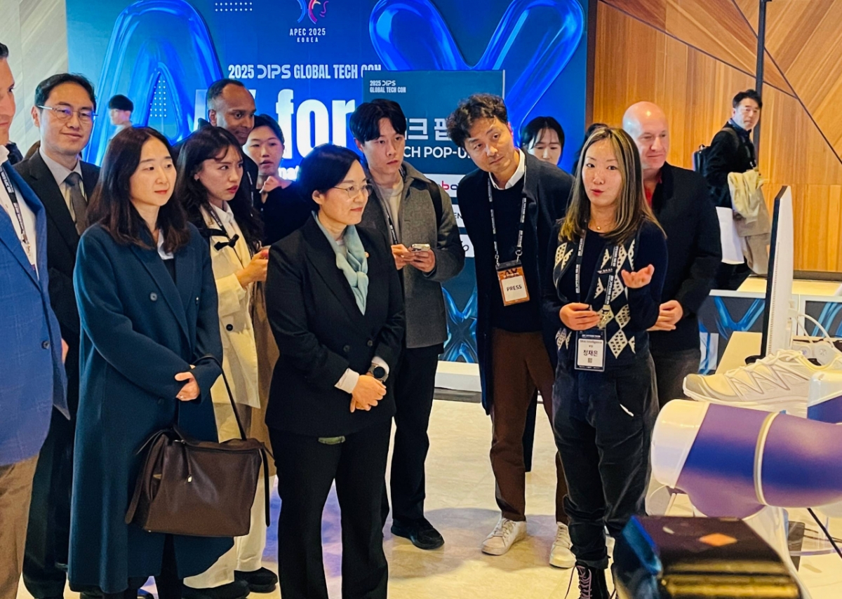 한성숙 중소벤처기업부 장관(가운데) 등이 28일 '글로벌 초격차 테크 컨퍼런스'에서 스카이인텔리전스의 AI 영상 생성기술을 지켜보고 있다. 스카이인텔리전스는 코스닥 상장사 스카이월드와이드(SKAI)의 관계사다. /사진= 김성휘