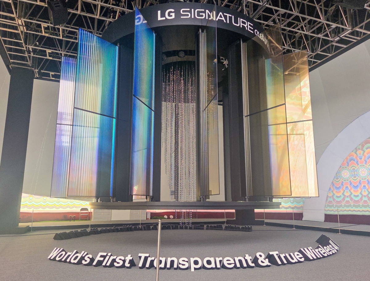 28일 경북 경주시 경주엑스포대공원에 마련된 LG전자의 초대형 샹들리에의 모습. 77인치 '시그니처 올레드 T' 28대를 활용해 제작했다./사진=최지은 기자