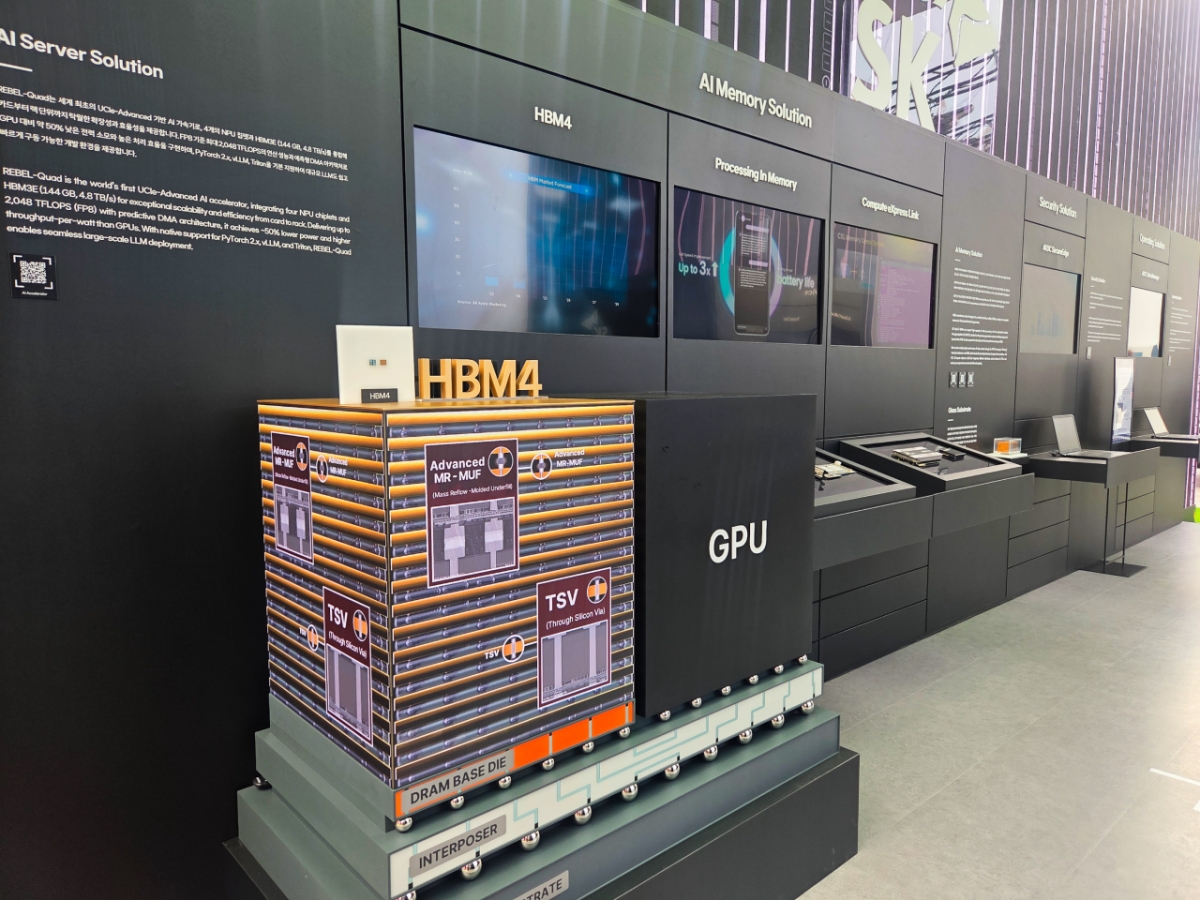28일 경북 경주시 경주엑스포대공원에 마련된 SK그룹의 'K-테크 쇼케이스' 부스에 HBM4 실물이 전시돼 있다./사진=최지은 기