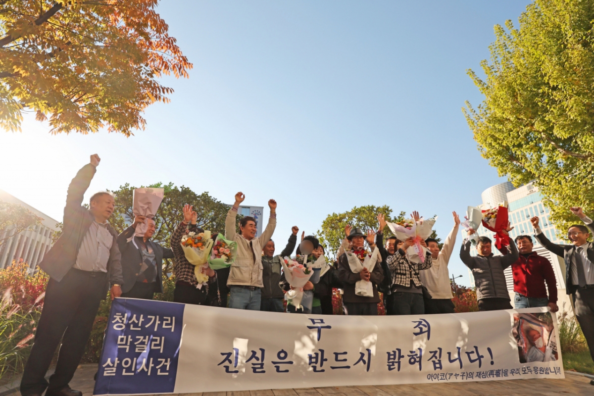 A씨와 B씨가 28일 오후 광주고법에서 열린 재심 선고 공판에서 사건 발생 16년 만에 무죄를 선고받은 뒤 만세를 외치고 있다./사진=뉴스1