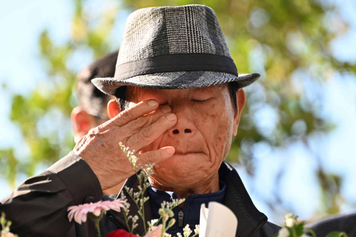 A씨가 28일 오후 광주고법에서 열린 재심 선고 공판에서 사건 발생 16년 만에 무죄를 선고받은 뒤 눈물을 닦고 있다./사진=뉴시스
