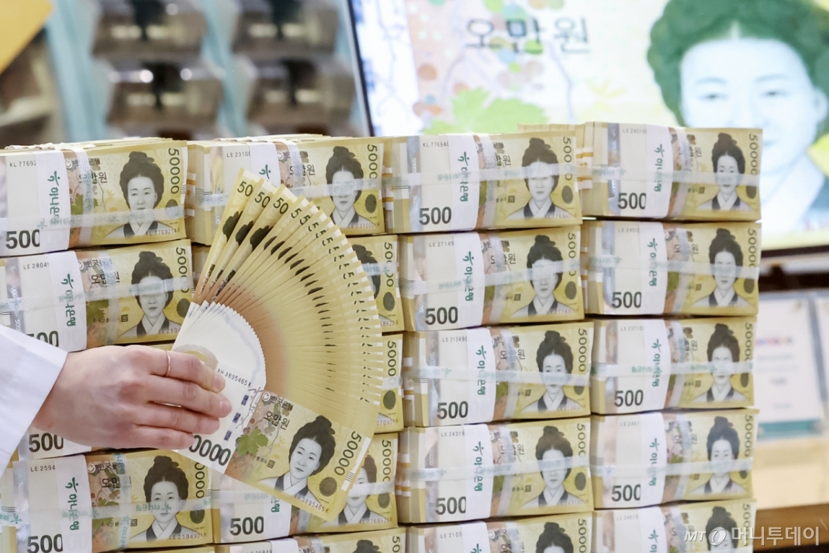 (서울=뉴스1) 민경석 기자 = 기준금리 인하와 유동성 공급 등으로 시중에 풀린 현금이 사상 처음 200조 원 돌파를 눈앞에 두게 됐다.  19일 한국은행에 따르면 지난달 말 화폐발행잔액은 전월 대비 6조 4463억 원 증가한 199조 5982억 원으로, 이 중 5만원권은 금액 기준 89%, 장수 기준 49%를 차지했다.  이날 서울 중구 하나은행 위변조대응센터에서 직원이 5만원권을 펼쳐 보이고 있다. 2025.2.19/뉴스1  Copyright © 뉴스1. All rights reserved. 무단 전재 및 재배포,  AI학습 이용 금지. /사진=(서울=뉴스1) 민경석 기자